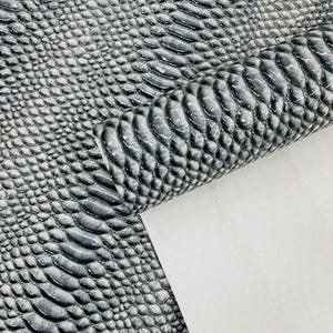 3D-vinylstof met slangenreliëf: vloeibaargrijze kunstleren bekleding