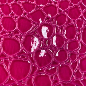 Fucsia Vinilo Faux Fake Leather Pleather Tela de cocodrilo brillante en relieve - corte a medida Tapicería Monederos Zapatos Carteras Cinturones