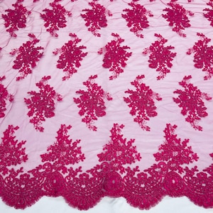 Puede incluir: Tela de encaje floral burdeos con borde festoneado. El encaje tiene un delicado patrón floral y es perfecto para añadir un toque de elegancia a cualquier proyecto.