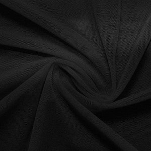 Pode incluir: Tecido de malha preta transparente com uma textura suave e fluida. O tecido é leve e tem uma trama fina e uniforme.