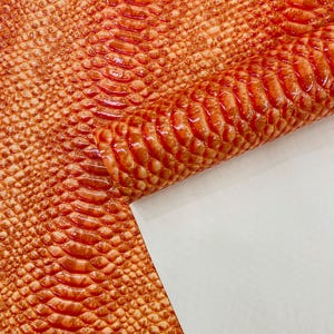 Oranje 3D-vinylstof met slangenreliëf: kunstleren bekleding