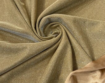 Könnte beinhalten: Nahaufnahme eines goldenen Stoffes mit subtilem Schimmer. Der Stoff ist gefaltet und drapiert und zeigt seine Textur und seinen Glanz.