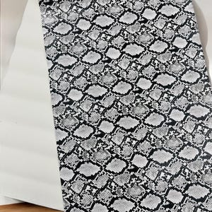 Zwart-wit vinyl met slangenleer reliëf: python kunstleer bekleding