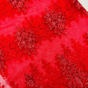 Tissu dentelle florale perlée rouge : résille de paillettes brodée, modèle de mariée