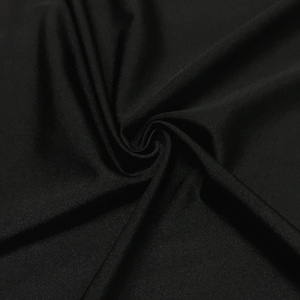 Czarny błyszczący materiał nylonowy typu spandex: rozciągliwy w 4 kierunkach Milliskin, szerokość 58 cali – sprzedawany na wymiar