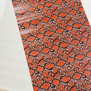 Vinyl met mandarijnslangenleer reliëf: python-imitatieleer bekleding