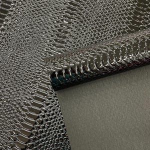 Zwarte 3D-vinylstof met slangenreliëf: kunstleren bekleding