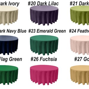 K&ouml;nnte beinhalten: Neun runde Tischdecken in verschiedenen Farben, darunter Dunkel-Elfenbein, Dunkel-Lila, Dunkel-Limette, Dunkel-Marineblau, Smaragdgr&uuml;n, Federrosa, Flaggen-Gr&uuml;n, Fuchsia und Gold. Jede Tischdecke ist &uuml;ber einem runden Tisch drapiert.