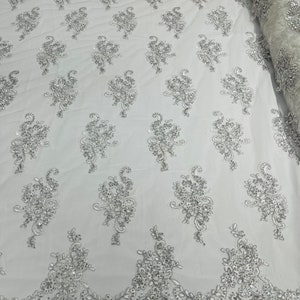 Wit met zilver metallic draad gebloemde kantstof, borduursel met pailletten op een gaas voor bruiloft-bruids op maat gesneden