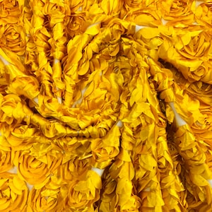 Puede incluir: Tela amarilla con un diseño floral 3D. La tela es de satén y tiene un tacto suave y lujoso.