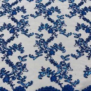 Tessuto di pizzo con paillettes floreale blu reale, ricamo con paillettes su un tessuto di pizzo a rete tessuto con filo tagliato a misura per abito da sposa, sposa
