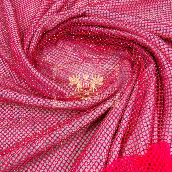 Tissu de strass irisés sur tissu de filet extensible rose vif, filet de pêche en spandex avec pierres de cristal vendues par verge