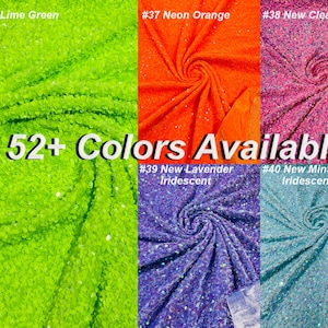 Può includere: Primo piano di quattro campioni di tessuto in diversi colori. I campioni sono realizzati con paillettes e sono disposti in una griglia. I colori sono verde lime neon, arancione neon, trasparente su rosa, lavanda iridescente e menta iridescente. Il testo "52+ Colori Disponibili" è stampato al centro dell'immagine.