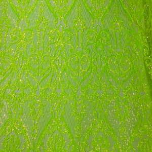 Puede incluir: Tela de lentejuelas verde lima con un patrón de damasco. La tela tiene un respaldo de malla y es perfecta para proyectos de artesanía y costura.