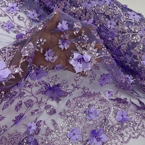 Tessuto con paillettes glitterate a fiori 3D lilla tagliato su misura, paillettes glitterate floreali 3D su rete per abito da sposa Quinceañera