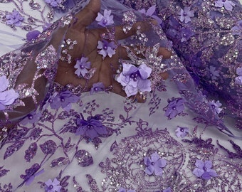 Puede incluir: Tela de encaje floral morado con flores 3D y purpurina. La tela tiene una base de malla delicada y está adornada con flores en relieve y purpurina brillante.