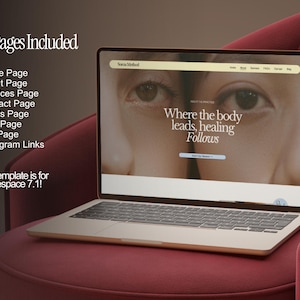 K&ouml;nnte beinhalten: Ein Laptop zeigt ein Website-Design mit dem Text "Where the body leads, healing follows." Der Laptop ist ge&ouml;ffnet und steht auf einem roten Samtstuhl. Der Bildschirm zeigt eine Website-Vorlage mit einem hellbeige-wei&szlig;en Farbschema. Der Text "8+ Pages Included" ist ebenfalls sichtbar.