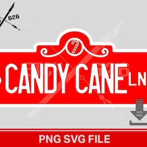 Puede incluir: Un letrero de calle Candy Cane Ln rojo y blanco. El letrero presenta un gráfico de bastón de caramelo y las palabras "CANDY CANE LN" en blanco. El letrero es un gráfico vectorial, adecuado para proyectos digitales. La imagen también incluye la etiqueta "PNG SVG FILE".