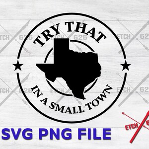 Könnte beinhalten: Schwarzweißes Grafikdesign einer Umrisszeichnung des Bundesstaates Texas in einem Kreis mit dem Text "Try That In A Small Town" darum herum. Die Grafik befindet sich auf einem weißen Holzgrund. SVG PNG Datei.