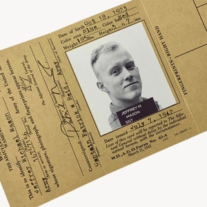 Carta d'identità personalizzata dell'esercito americano per la rievocazione storica della seconda guerra mondiale, da riempire con oggetti di scena cinematografici.