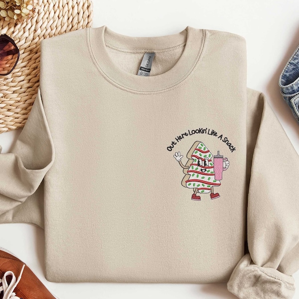 Bordado aquí que parece una sudadera de refrigerio, suéter de pastel de árbol de Navidad, camisa navideña de pan de jengibre, suéter de Navidad para adultos