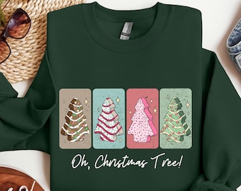 Op de afbeelding: Groen sweatshirt met een afbeelding van vier gedecoreerde kerstboom en de tekst "Oh, Christmas Tree!"