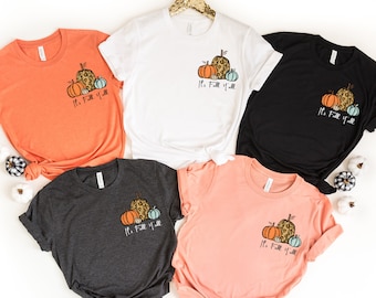 Op de afbeelding: Vijf T-shirts in verschillende kleuren, met een afbeelding van pompoenen met de tekst "It's Fall Y'all".