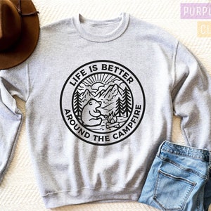 Sudadera de campamento para mujer, sudadera de camping, camiseta de campamento, la vida es mejor alrededor de una fogata, regalo para amantes del campamento, camiseta de senderismo, pasión por los viajes