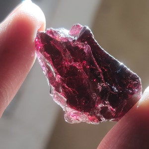 Top Quality of Natural Raw Garnet / Transparent Garnet / Red Pink Garnet /Raw Gemstone Rough /Unpolish Raw Garnet /  Garnet Rough.