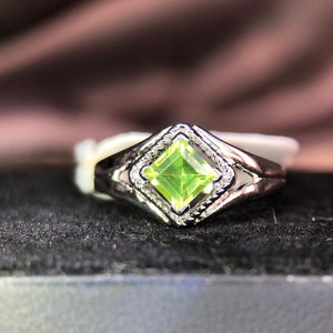 Natural Peridot 925 Sterling Silver Ring - Elegant Green Gemstone Jewelry for Birthdays & Anniversaries