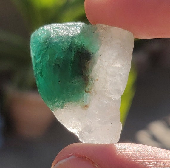 天然原石エメラルド標本 42.75 カラット、マルチカラートップグレード