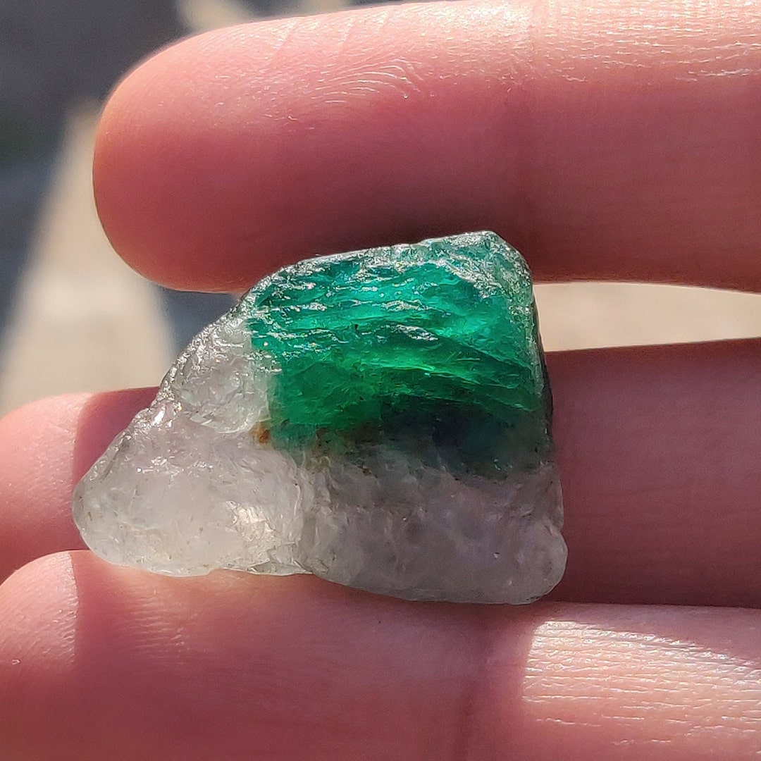 天然原石エメラルド標本 42.75 カラット、マルチカラートップグレード