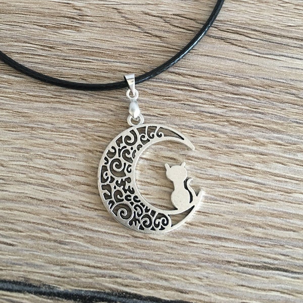 Kette mit Anhänger Katze auf Mond, Ornament, Kette aus Kunstleder