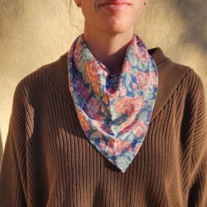 Pañuelo tipo bandana de seda con flores rosas y azules