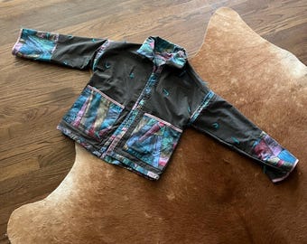 handgefertigte upcycled schwarz und lila mehrfarbige abstrakte Quilt Jacke Quilt Mantel Größe M
