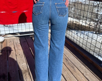 vintage wrangler high rise medium wash flared jeans