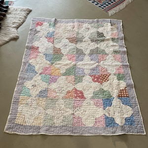 vintage 1934 met de hand gestikte handgenaaide bloemen geborduurde quilt 58,5 x 71 inch