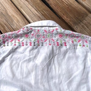 vintage western Rockmount long sleeve snap shirt white pink floral silver lurex embroidery medium image 5