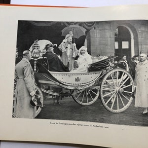1937 The Royal Dutch family of Orange 1933-1937 /  Uit het leven der Oranjes 1933-1937 - 300 pages - 300+ illustrations
