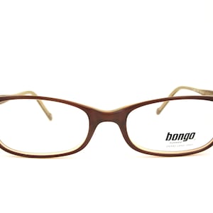 Puede incluir: Gafas marrones con montura rectangular e interior marrón claro. La marca "bongo" está impresa en la lente derecha. Las gafas tienen patillas finas de color marrón claro.