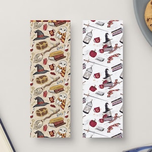 以下が含まれることがあります： ハリーポッターをテーマにしたブックマークが2つ。左側のブックマークは、フクロウ、眼鏡、釜、ほうき、その他のハリーポッターをテーマにしたアイテムが繰り返し描かれた白い背景です。右側のブックマークは、赤と金の色のマフラー、金色スニッチ、鳥かご、その他のハリーポッターをテーマにしたアイテムが繰り返し描かれた白い背景です。