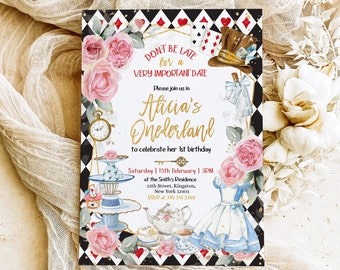 Op de afbeelding: Uitnodiging voor een Alice in Wonderland-thema verjaardagsfeest met een zwart-wit geruite achtergrond, roze rozen, een theekopje en een theepot, en de tekst "Wees niet te laat voor een zeer belangrijke datum. Doe mee met ons in Alicia's Wonderland om haar 1e verjaardag te vieren. Zaterdag | 15 februari | 15:00 uur bij de residentie van de Smiths 13th Street, Kingston, New York 12401 RSVP op 310 341 3368"