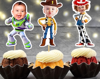 Adornos para cupcakes con caras personalizadas de Woody, Buzz y Jessie. Adornos para cupcakes con caras inspiradas. Adornos para cupcakes personalizados de superhéroes.