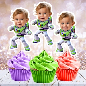 Könnte beinhalten: Drei Cupcake-Topper mit einer Comicfigur, die als Buzz Lightyear aus der Toy Story-Filmreihe verkleidet ist. Jeder Topper hat eine andere Nummer, 1, 2 und 3, und das Gesicht eines Kindes ist über den Kopf des Charakters gelegt. Die Topper sind auf Cupcakes mit lila, grünem und rosa Frosting platziert.