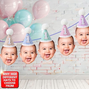 Puede incluir: Una colección de caras de bebés sonrientes con sombreros de fiesta con el número "1". Los sombreros son de varios colores pastel y patrones, incluyendo rosa, azul y verde. Globos en colores similares están en el fondo.