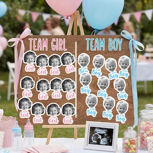 Op de afbeelding: Een houten bord met de tekst "TEAM GIRL" en "TEAM BOY", versierd met stickers van babygezichten. Roze en blauwe ballonnen zijn bevestigd. Een ingelijste echografie en potten met snoep zijn ook aanwezig.