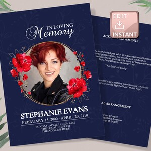 Op de afbeelding: Een marineblauwe rouwkaart met een foto in een gouden lijst van een vrouw met rood haar. De kaart is versierd met een bloemmotief met rode bloemen en gouden accenten. De tekst luidt "In liefdevolle herinnering" en "Stephanie Evans, 15 februari 2000 - 20 april 2110". De kaart bevat ook informatie over een herdenkingsdienst.