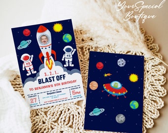 Puede incluir: Una invitación de cumpleaños de temática espacial azul y roja con un cohete, astronautas, planetas y estrellas. El texto dice "3.. 2.. 1.. BLAST OFF TO BENJAMIN'S 9TH BIRTHDAY".