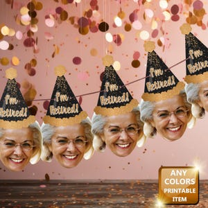 Könnte beinhalten: Ein druckbarer Banner für eine Rentnerparty mit schwarzen und goldenen Partyhüten, auf denen jeweils der Text "Ich bin im Ruhestand!" steht. Der Banner ist mit goldenem Glitzer verziert und mit einer weißen Schnur befestigt. Der Banner hängt vor einem rosa und goldenen Hintergrund.