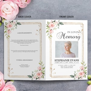 Peut inclure: Un programme funéraire avec un motif floral et un cadre doré. La couverture avant présente une photo d'une femme et le texte "En souvenir affectueux Stephanie Evans 15 février 2000 - 20 avril 2110". La couverture arrière comprend le texte "Remerciements" et "Organisation des funérailles".